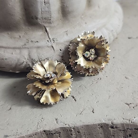 Vintage Flower Earrings with rhinestone centers - Picture 1 of 6